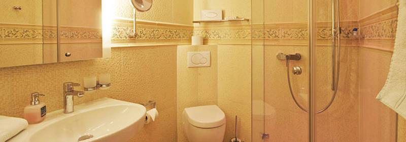 Badezimmer eines Doppelzimmers im Ostsee-Hotel